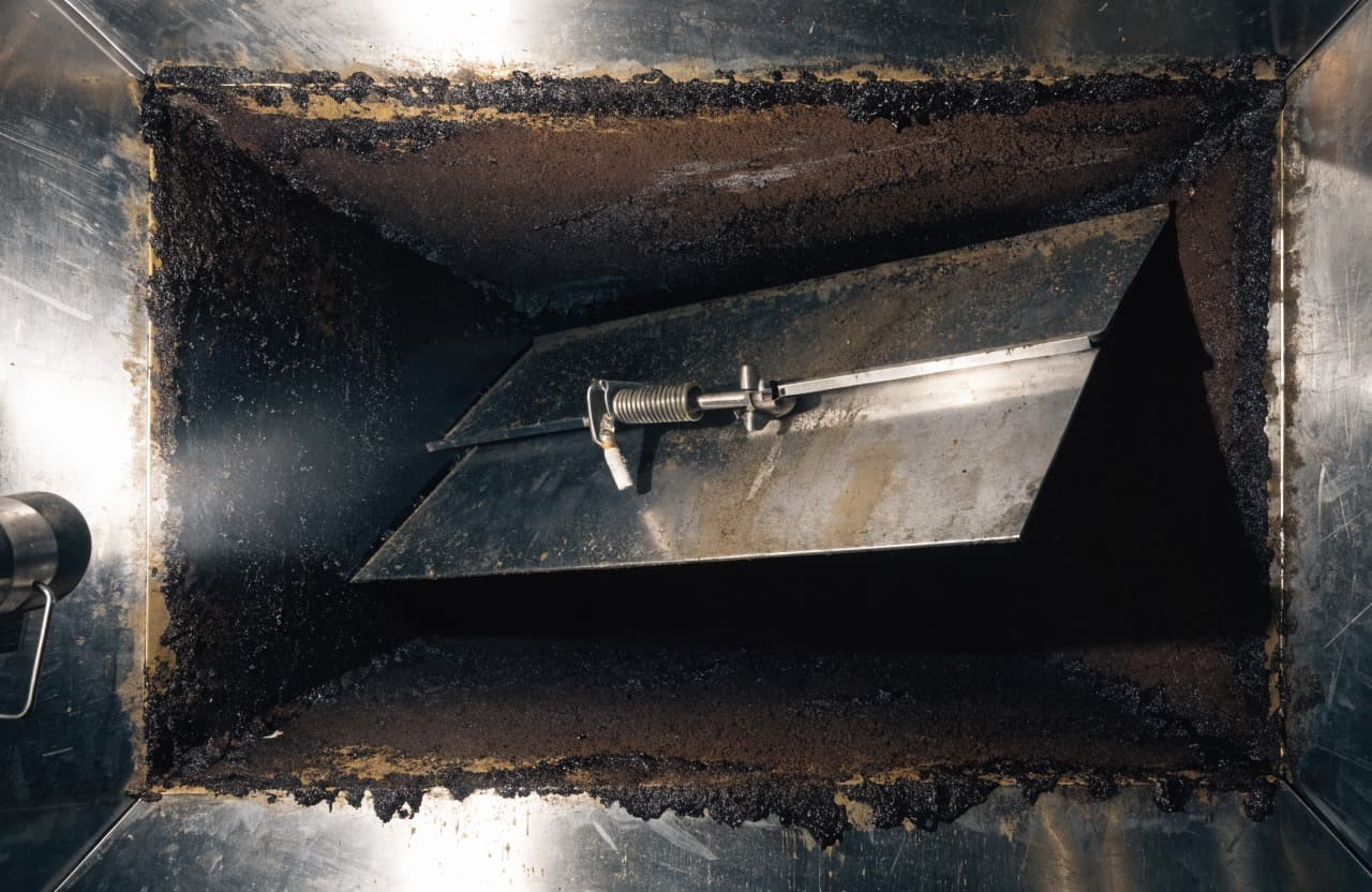 Geöffnete Brandschutzklappe mit sichtbarer Auslösemechanik